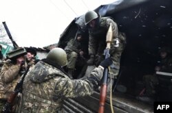 Бойовики угруповання «ДНР» у Вуглегірську, 6 кілометрів від Дебальцева. 9 лютого 2015 року