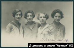 Виктория Ангелова-Винарова (втората от ляво надясно)