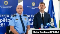 Drejtor i Agjencisë së Menaxhimit të Emergjencave, Genc Metaj (djathtas) dhe nënkoloneli i Policisë së Kosovës, Jeton Rexhepi, në konferencë për shtyp, Prishtinë, 13 gusht.