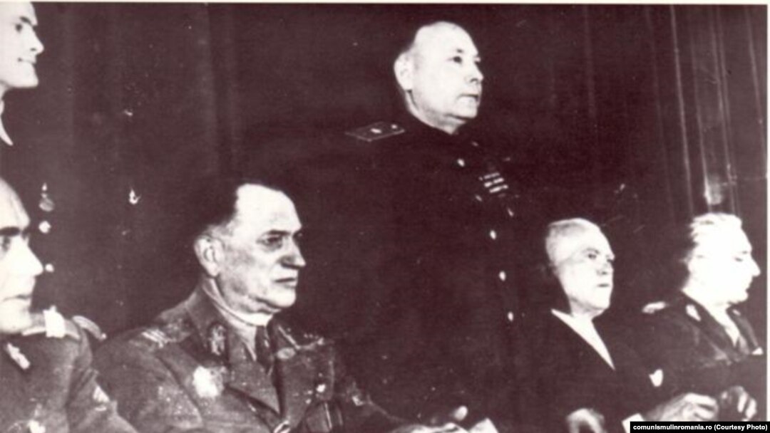 Festivitate cu ocazia introducerii aparatului politic în armată, martie 1945 (Muzeul P.C.R., nr. inv.1239, 1240) Sursa: comunismulinromania.ro