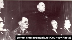 Festivitate cu ocazia introducerii aparatului politic în armată, martie 1945 (Muzeul P.C.R., nr. inv.1239, 1240) Sursa: comunismulinromania.ro