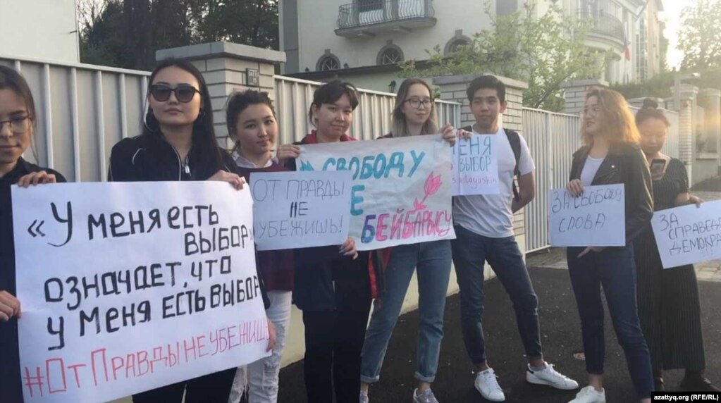 Казахстанцы держали в руках плакаты с надписями: «У меня есть выбор!», «Свободу Асе и Бейбарысу», «От правды не убежишь», «За свободу слова», «За справедливость».