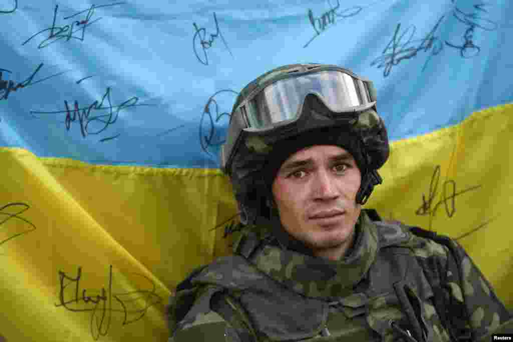 Український військовий на КПП під час обміну полоненими біля Луганська, 22 вересня 2014 року