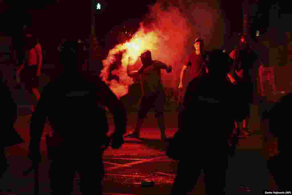 Belgrádban csütörtökön több száz kormányellenes és kormányt támogató demonstráló csapott össze egymással, fáklyákat és petárdákat dobáltak egymás felé Belgrád egyik főutcáján