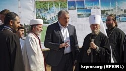 Закладка соборной мечети в Симферополе – Муфтий мусульман Крыма хаджи Эмирали Аблаев, Сергей Аксенов и Митрополит Лазарь, сентябрь 2015 года
