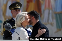 Президент України Володимир Зеленський вручає очільниці Єврокомісії Урсулі фон дер Ляєн Орден Європи під час відзначення Дня Української Державності перед Михайлівським собором у Києві, 15 липня 2026 року