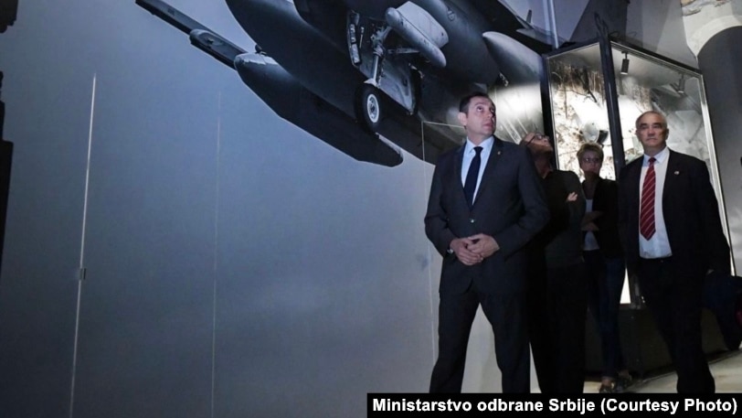 “Komandantët e brigadave heroike vizitojnë ekspozitën në Muzeun e Beogradit” - është titulli i lajmit në ueb-faqen e Ministrisë serbe të Mbrojtjes. Në fotografi: Millosh Gjoshan (djathtas) me ministrin e atëhershëm të Mbrojtjes, Aleksandar Vullin, 3 maj 2019.
