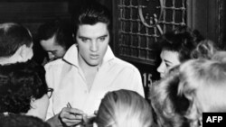 АКШ -- Элвис Пресли күйөрмандарынын курчоосунда. Голливуд, 1958-жыл. 
