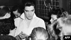 Elvis Presley okružen obožavaocima nakon koncerta, Hollywood, 1958.