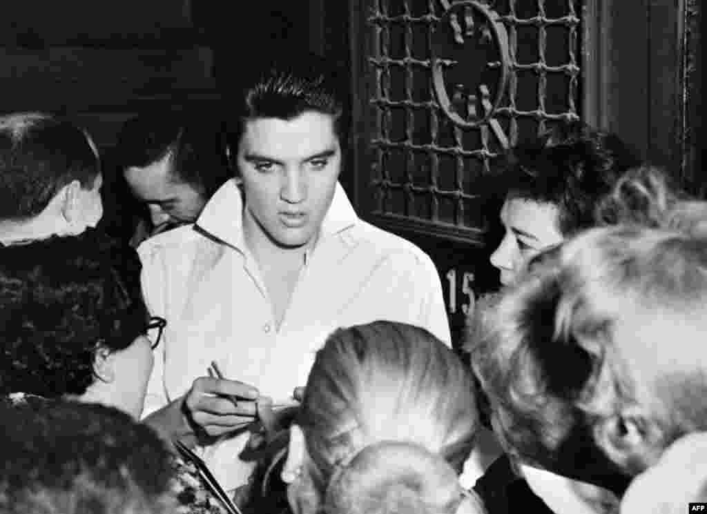 Elvis Prisli i rrethuar nga adhuruesit, 1958