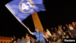 Оппозициялық коалиция жақтастары сайлауда "жеңіске жеткендерін" тойлап жатыр. Тбилиси, 1 қазан 2012 жыл.
