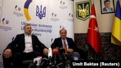 Ільмі Умеров (п) і Ахтем Чийгоз у посольстві України в Анкарі після звільнення, Туреччина, 26 жовтня 2017 року