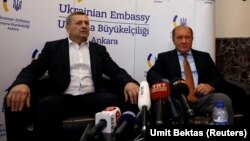 Ахтем Чийгоз и Ильми Умеров на пресс-конференции в Анкаре, 26 октября 2017 года