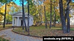 Капліца, былы фамільны сьлеп Нішкоўскіх, побач з якім быў пахаваны Францішак Аляхновіч.