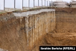 Pamje një ditë pas rrëshqitjes së dheut në vendpunishten në Prishtinë.