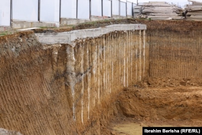 Pamje një ditë pas rrëshqitjes së dheut në vendpunishten në Prishtinë.