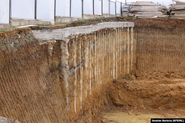 Pamje një ditë pas rrëshqitjes së dheut në vendpunishten në Prishtinë.