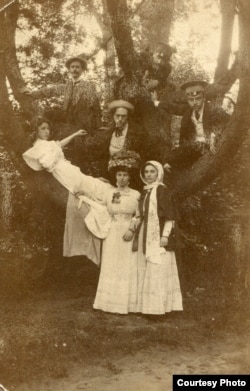 Семья Косманов до революции в Москве. Сокольники, 1911.