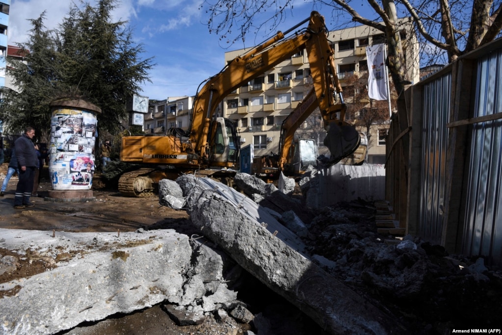 (Aksioni i rrëzimit të murit, i ndërtuar nga autoritet e veriut, AFP)
