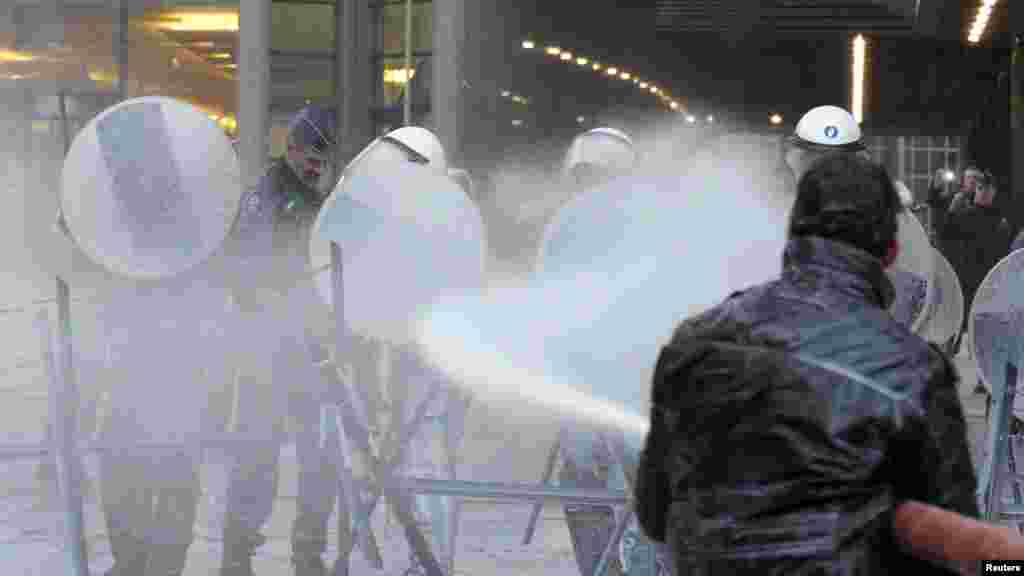 Bel&ccedil;ika. Br&uuml;sseldə s&uuml;d məhsullarının qiymətinin azalması fermerlərin etirazına səbəb olub. Aksiya iştirak&ccedil;ıları polisin &uuml;zərinə s&uuml;d t&ouml;kərkən 