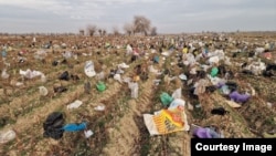 Чиқинди полигонидан шамол учирган полиэтилен пакетлар. 9 феврал, 2026 йил.