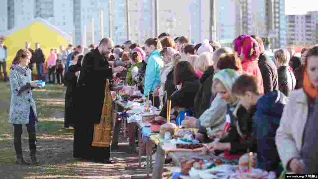 Belarus - Holy Saturday in Minsk churches, Consecration of Easter meals, 11Apr2015