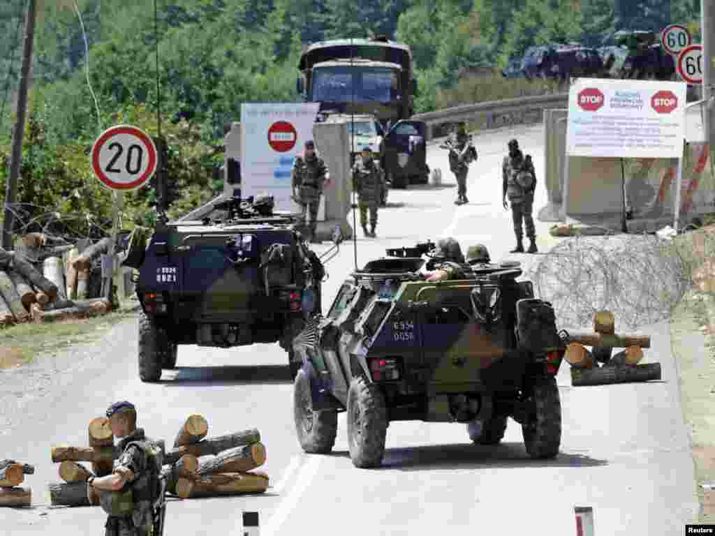 Francuski vojnici KFOR-a kontroliraju granični prijelaz Brnjak, 03.08.2011. Foto: Reuters 