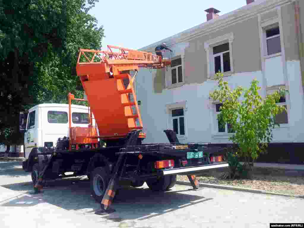 Esasan köçä golaý ýaşaýyş jaýlarynyň diwarlary boýalýar.