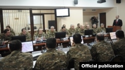 Министр обороны Сейран Оганян проводит совещание с командным составом ВС, Ереван, 13 февраля 2012 г.