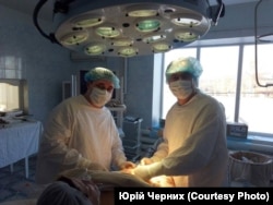 Юрій Черних (зліва) вчить персонал та лікарів – це була перша лапароскопічна операція в Старобільську, Луганська область, 2015 рік