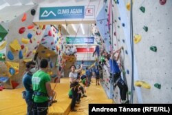 Sportivi cu nevoi speciale se antrenează în Centrul Climb Again din București. Asociația Climb Again este o organizație non-guvernamentală afiliată la Federația Română de Alpinism și Escaladă (FRAE), fondată și condusă de Claudiu Miu, fost campion balcanic de escaladă.