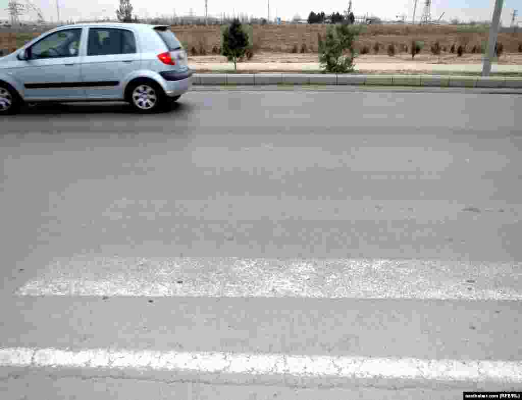 Pyýadalar üçin niýetlenen geçelgeleriň birinde ýol belgisiniň ýarysyndan gowragy görünmeýär.