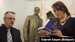 Віктар Шніп і пераможца конкурсу Марыя Мартысевіч