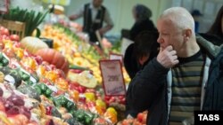 Мужчина в отделе плодоовощной продукции в супермаркете в Новосибирске. 1 февраля 2016 года.