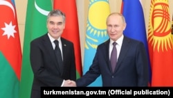 Türkmenistanyň prezidenti Gurbanguly Berdimuhamedow (çepde) we Russiýanyň prezidenti Wladimir Putin.