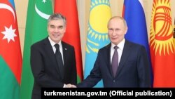 Президент Туркменистана Гурбангулы Бердымухамедов (слева), президент РФ Владимир Путин (справа) 