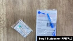 Зліва – тестовий набір, який нині використовується для забору аналізів. Праворуч – домашній тестувальний набір, що його пропонує Мірослав Свобода