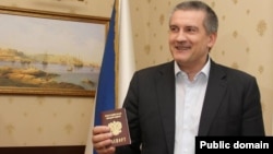 Сергей Аксенов со своим российским паспортом. Март 2014 года
