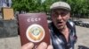 Чоловік у Луганську показує обкладинку паспорта з символікою СРСР, архівне фото