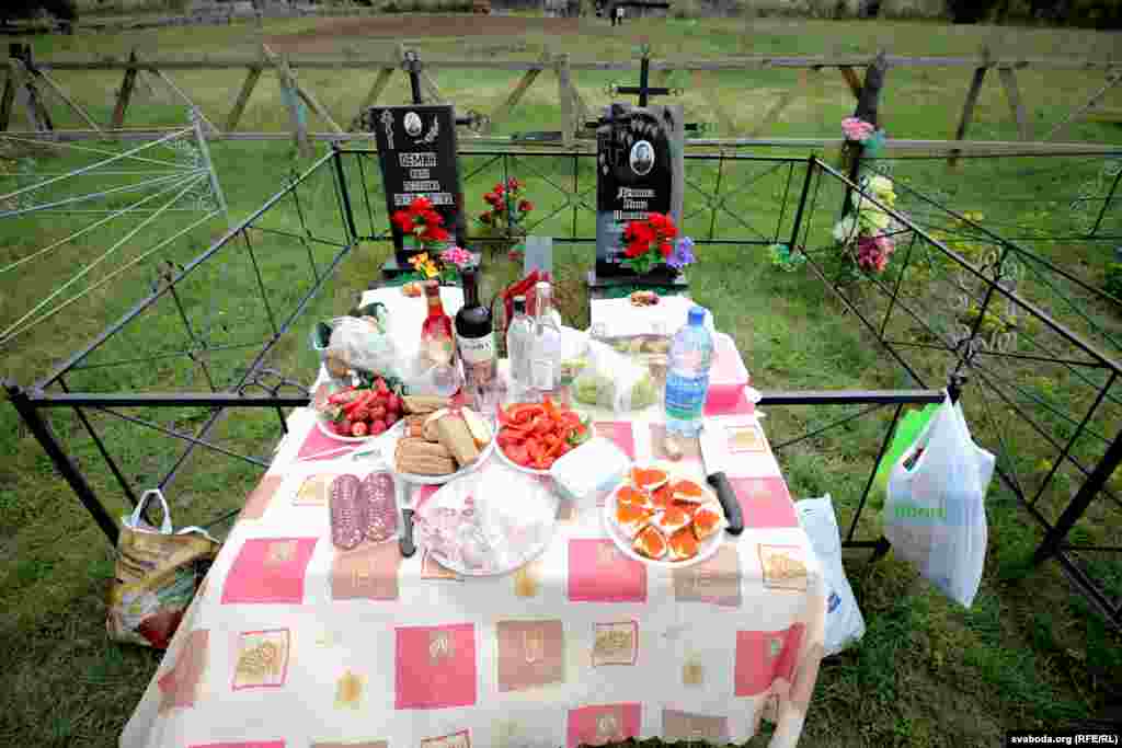 Тацяна цяпер жыве пад Масквой, але штогод зь сям&rsquo;ёй прыяжджае сюды, да бацькоў і іншых сваякоў. &laquo;Яны чакаюць нас у госьці, мы прыходзім да іх і памінаем. Кажуць, які мы стол накрылі, так іх там і памінаюць. Радаўніца &mdash; сьвята, яны радуюцца там і чакаюць нас тут. Муж, калі першы раз пабачыў, як мы з торбамі сюды ідзем, падумаў, што гэта эвакуацыя на вёсцы&raquo;.