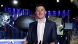 Сергей Карякин играет в шахматы в честь 50-летия первого исторического шахматного матча Космос-Земля в главном зале Московского музея космонавтики. Москва, РФ, 9 июня 2020 года