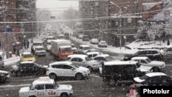 Armenia -- A heavy snowfall in Yerevan, 1Feb2011.