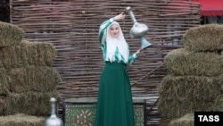 O femeie la Wandi Bazar Visit Chechnya, un festival internațional dedicat stilului de viață musulman, în Piața Ahmad Kadîrov din Groznîi.