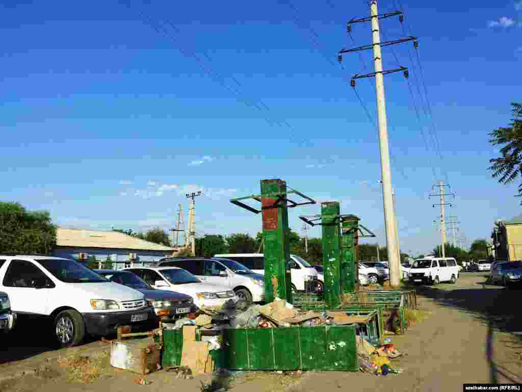 Aşgabatdaky ýumrulan awtobus duralgalaryň biri