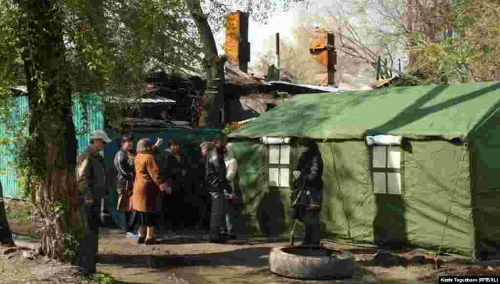 Общий вид со стороны улицы Осипенко в Турксибском районе Алматы на сгоревший дом и на одну из установленных палаток.