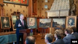 Ukrainian President Petro Poroshenko at a ceremony handing over the Italian artwork in Kyiv