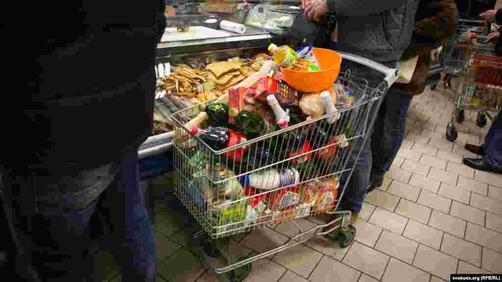 Belarus - New Year Eve's shopping in Minsk, 31Dec2015