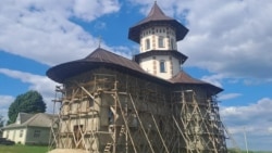 Una din cele două biserici ortodoxe din satul Pătrăuții de Jos, din regiunea Cernăuți, a cărei comunitate își dorește afilirea la Biserica Ortodoxă Română.
