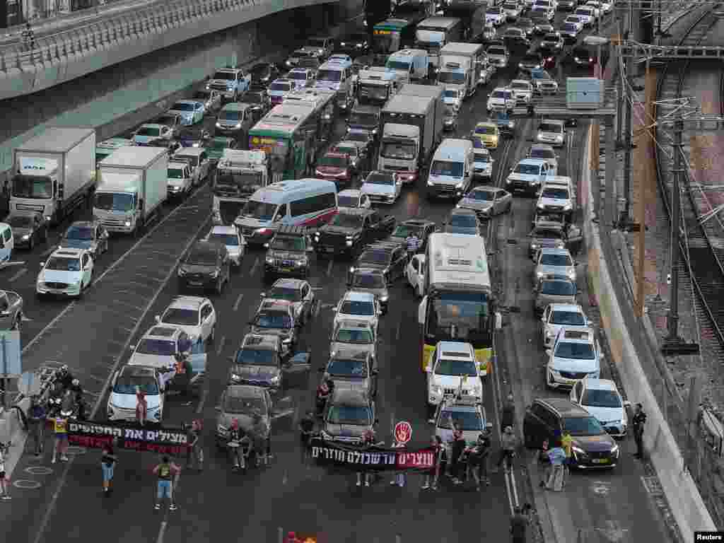 Snimak dronom demonstranata koji blokiraju autoput Ajalon tokom protesta kojim se traži trenutni prekid rata, Tel Aviv, Izrael, 26. avgusta 2025.