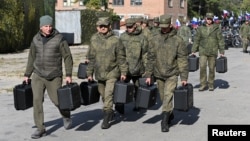 Soldați ruși la o ceremonie la Rostov-pe-Don, primind motociclete noi, în toamna anului 2025. Incursiunile pe motocicletă, chiar dacă par demodate, sunt una din specialitățile tactice rusești pe frontul din Ucraina.